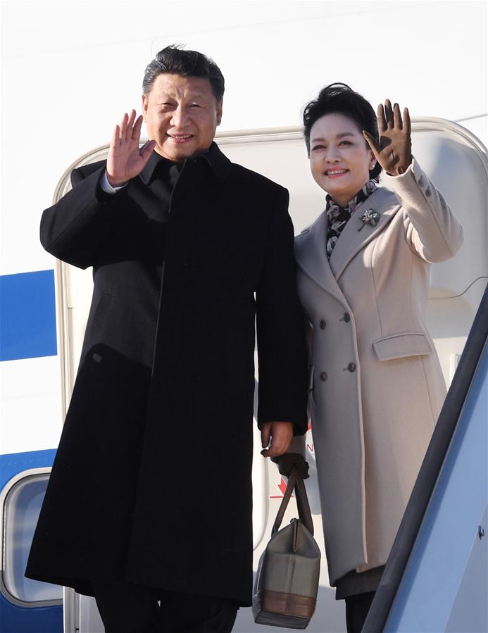 4月4日，國家主席習(xí)近平乘專機(jī)抵達(dá)赫爾辛基，開始對(duì)芬蘭共和國進(jìn)行國事訪問。這是習(xí)近平和夫人彭麗媛步出艙門。 新華社記者 饒愛民 攝 