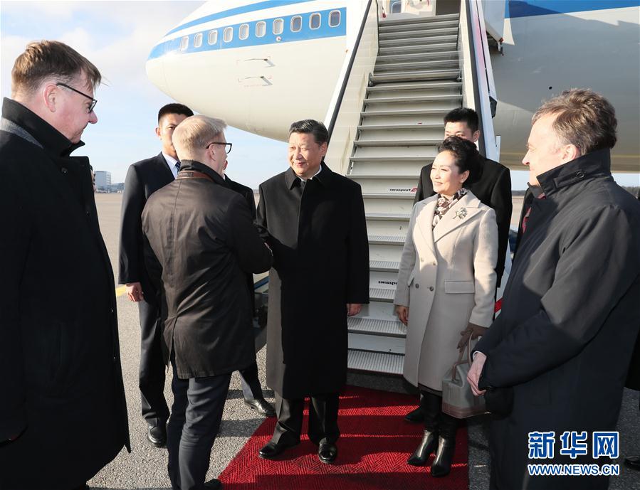 4月4日，國家主席習(xí)近平乘專機(jī)抵達(dá)赫爾辛基，開始對(duì)芬蘭共和國進(jìn)行國事訪問。這是芬蘭政府代表、農(nóng)業(yè)與環(huán)境部長(zhǎng)蒂利凱寧等在舷梯旁熱情迎接習(xí)近平和夫人彭麗媛。新華社記者 蘭紅光 攝 