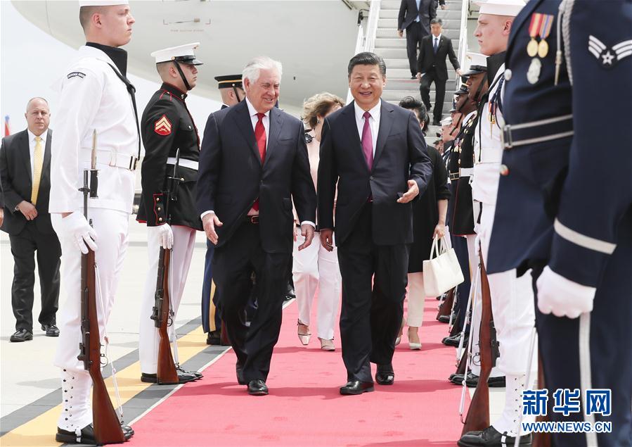 4月6日，國家主席習(xí)近平乘專機(jī)抵達(dá)美國佛羅里達(dá)州，將在海湖莊園同美國總統(tǒng)特朗普舉行中美元首會晤。習(xí)近平和夫人彭麗媛受到美國國務(wù)卿蒂勒森夫婦等熱情迎接。新華社記者 蘭紅光 攝 