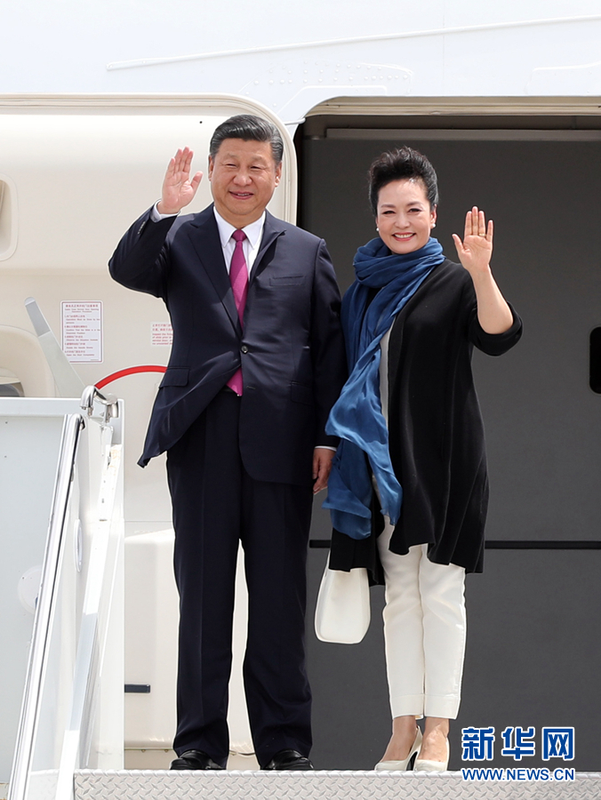 4月6日，國家主席習(xí)近平乘專機(jī)抵達(dá)美國佛羅里達(dá)州，將在海湖莊園同美國總統(tǒng)特朗普舉行中美元首會晤。這是習(xí)近平和夫人彭麗媛步出機(jī)艙。新華社記者 劉衛(wèi)兵 攝 