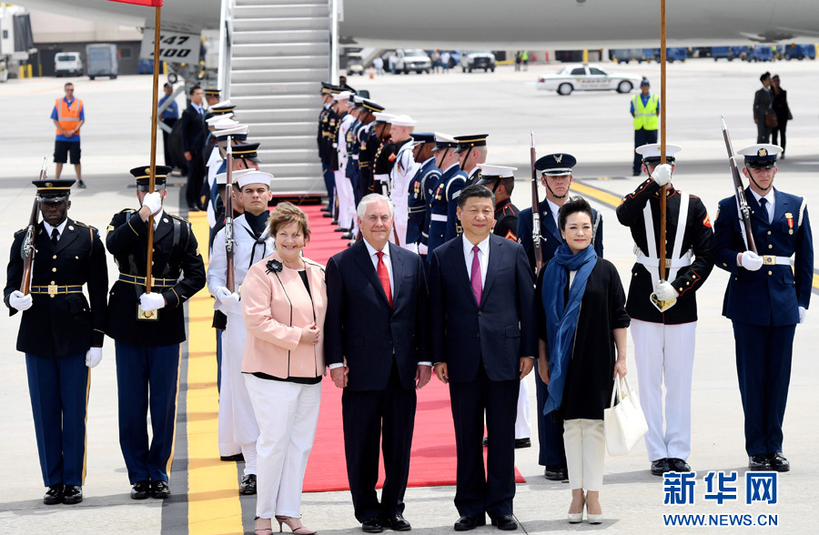 4月6日，國家主席習(xí)近平乘專機(jī)抵達(dá)美國佛羅里達(dá)州，將在海湖莊園同美國總統(tǒng)特朗普舉行中美元首會晤。習(xí)近平和夫人彭麗媛受到美國國務(wù)卿蒂勒森夫婦等熱情迎接。新華社記者 吳曉凌 攝
