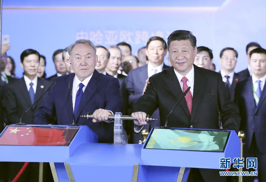 6月8日，正在哈薩克斯坦訪問的國家主席習近平在哈薩克斯坦總統(tǒng)納扎爾巴耶夫陪同下，參觀阿斯塔納專項世博會中國國家館，并共同出席中哈亞歐跨境運輸視頻連線儀式。這是在中國國家館舉行的中哈亞歐跨境運輸視頻連線儀式上，兩國元首共同推動操控桿，視頻顯示中哈連云港物流合作基地和“霍爾果斯－東大門”經(jīng)濟特區(qū)無水港兩個分會場四列火車鳴笛開行。新華社記者 丁林 攝