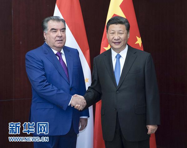 6月9日，國家主席習(xí)近平在阿斯塔納會(huì)見塔吉克斯坦總統(tǒng)拉赫蒙。新華社記者 李濤 攝