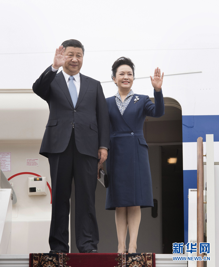 7月3日，國家主席習(xí)近平乘專機(jī)抵達(dá)莫斯科，開始對(duì)俄羅斯聯(lián)邦進(jìn)行國事訪問。這是習(xí)近平和夫人彭麗媛步出艙門。 新華社記者 李學(xué)仁 攝