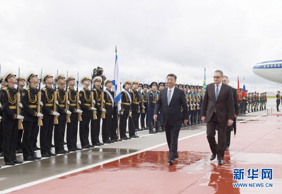7月3日，國家主席習(xí)近平乘專機(jī)抵達(dá)莫斯科，開始對(duì)俄羅斯聯(lián)邦進(jìn)行國事訪問。這是習(xí)近平出席機(jī)場(chǎng)歡迎儀式。 新華社記者 李學(xué)仁 攝