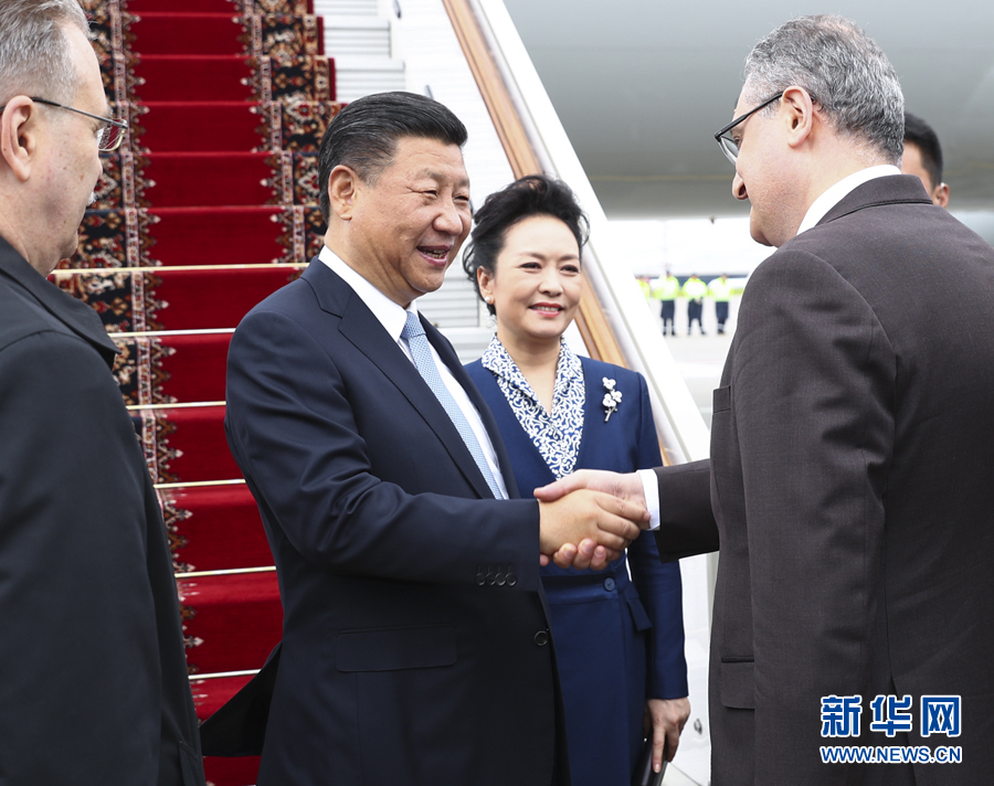 7月3日，國家主席習(xí)近平乘專機(jī)抵達(dá)莫斯科，開始對(duì)俄羅斯聯(lián)邦進(jìn)行國事訪問。這是習(xí)近平和夫人彭麗媛受到俄羅斯政府高級(jí)官員熱情迎接。新華社記者 謝環(huán)馳 攝 