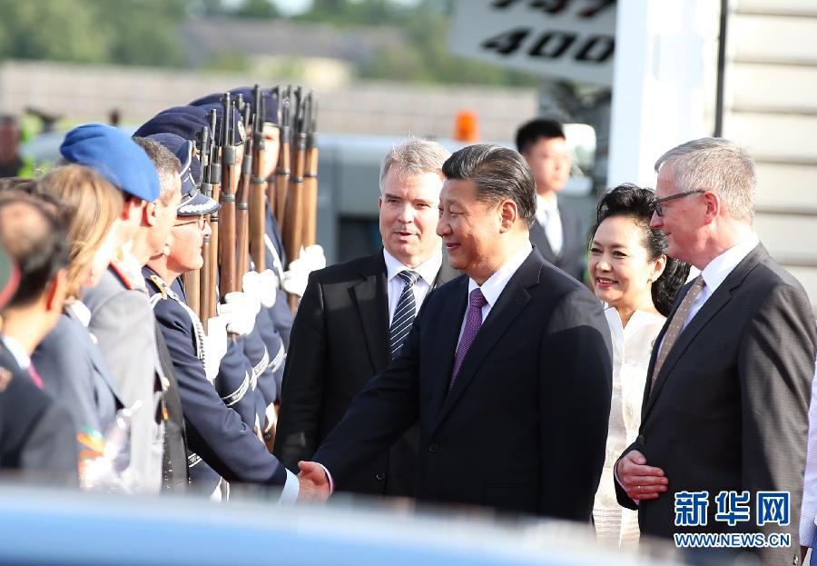 7月4日，國家主席習近平乘專機抵達柏林，開始對德意志聯邦共和國進行國事訪問。德國政府高級官員在舷梯旁迎接習近平和夫人彭麗媛。新華社記者 姚大偉 攝
