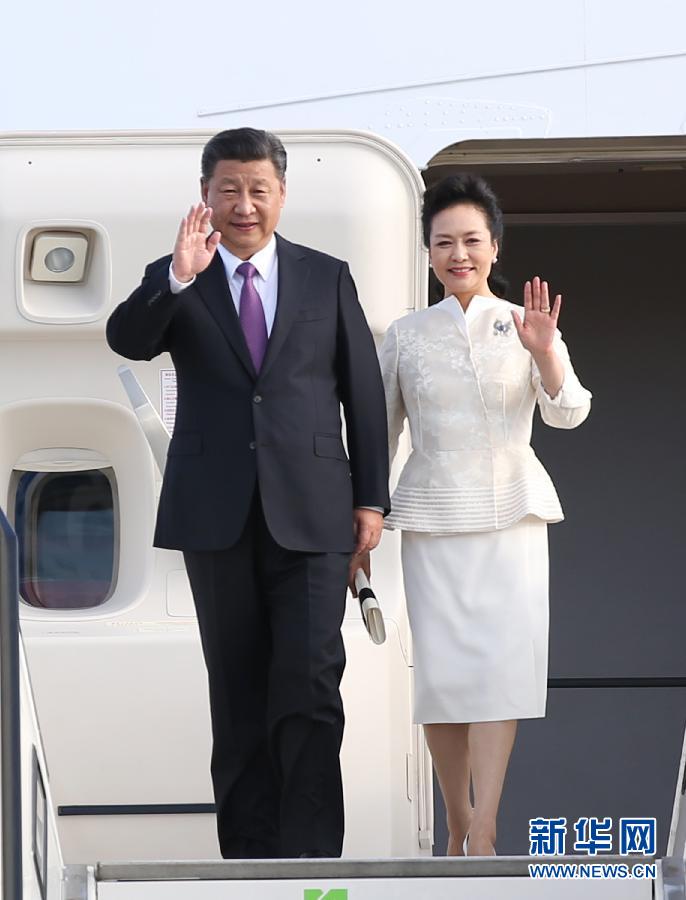 7月4日，國家主席習近平乘專機抵達柏林，開始對德意志聯邦共和國進行國事訪問。這是習近平和夫人彭麗媛步出艙門。 新華社記者 姚大偉 攝