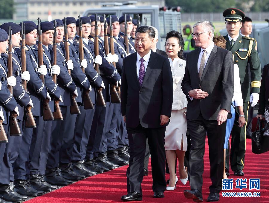 7月4日，國家主席習近平乘專機抵達柏林，開始對德意志聯邦共和國進行國事訪問。德國政府高級官員在舷梯旁迎接習近平和夫人彭麗媛。新華社記者 王曄 攝