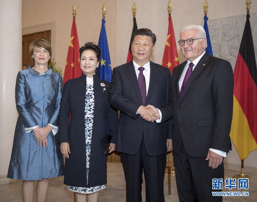 7月5日，國家主席習(xí)近平在柏林會(huì)見德國總統(tǒng)施泰因邁爾。會(huì)見前，施泰因邁爾在總統(tǒng)府花園為習(xí)近平舉行隆重歡迎儀式。這是習(xí)近平和夫人彭麗媛同施泰因邁爾夫婦合影。新華社記者 李學(xué)仁 攝