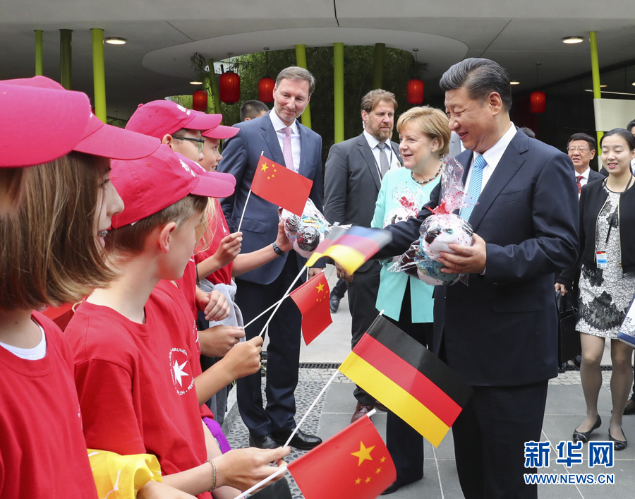 7月5日，國家主席習(xí)近平同德國總理默克爾共同出席柏林動(dòng)物園大熊貓館開館儀式。這是習(xí)近平向現(xiàn)場的孩子們贈(zèng)送大熊貓毛絨玩具。 新華社記者謝環(huán)馳 攝