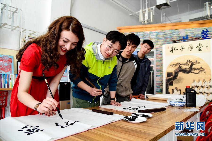 （新華全媒頭條·上合青島峰會·圖文互動）（13）遠(yuǎn)航，揚起“上海精神”的時代風(fēng)帆——寫在上海合作組織成員國元首理事會第十八次會議即將召開之際