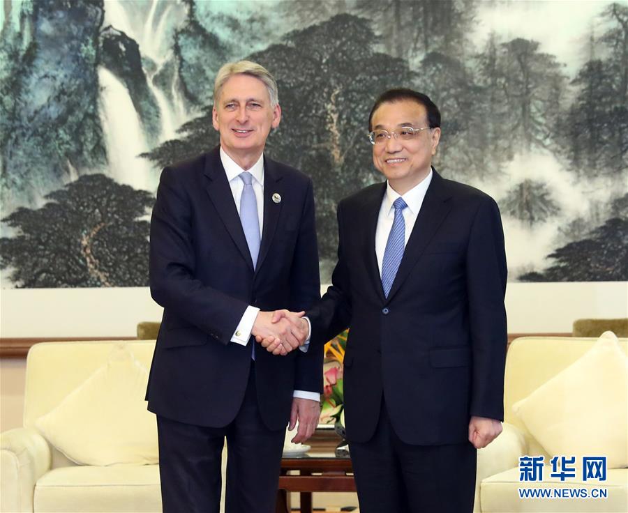 （時(shí)政）李克強(qiáng)會(huì)見英國首相特別代表、財(cái)政大臣哈蒙德