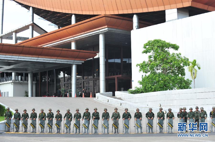 泰國(guó)軍人在首都曼谷的陸軍俱樂部外警戒