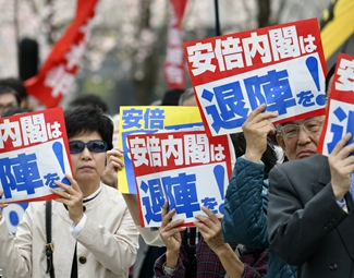 麻煩重重 安倍難逃“森友劫”？